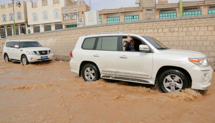 بالصور.. الرئيس المشاط يتفقد حجم الأضرار الناتجة عن تدفق السيول جراء الأمطار بالعاصمة صنعاء